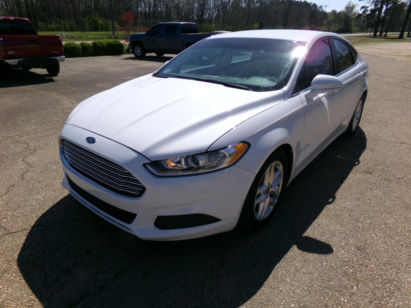 2015 White /Black Ford Fusion SE (1FA6P0H70F5) with an 2.5L L4 DOHC 16V engine, automatic transmission, located at 401 First NE, Bearden, AR, 71720, (870) 687-3414, 33.726528, -92.611519 - Photo#0